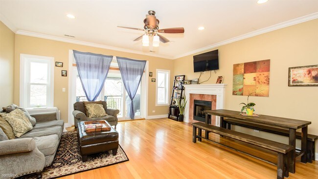 Building Photo - 3 br, 2 bath Condo - 6545 N Sacramento Ave