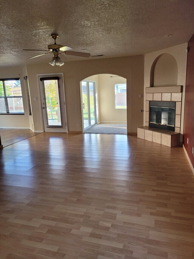 Foto del edificio - 7616 Banyon Ave NW