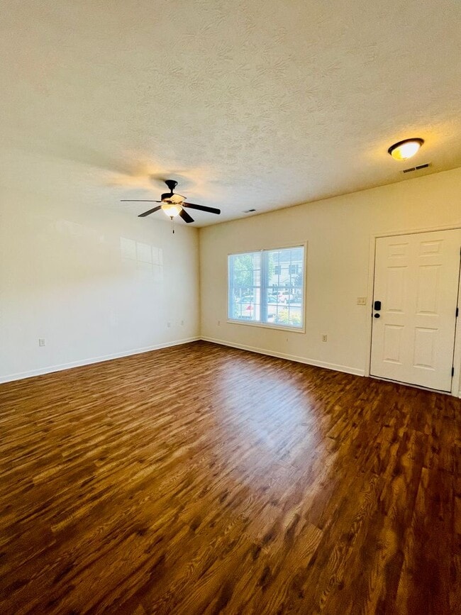 Building Photo - 3 Bedroom, 2.5 Bath Townhouse in Wellington Park