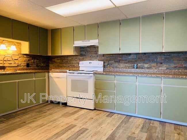 Building Photo - 1401-142B 2b St S
