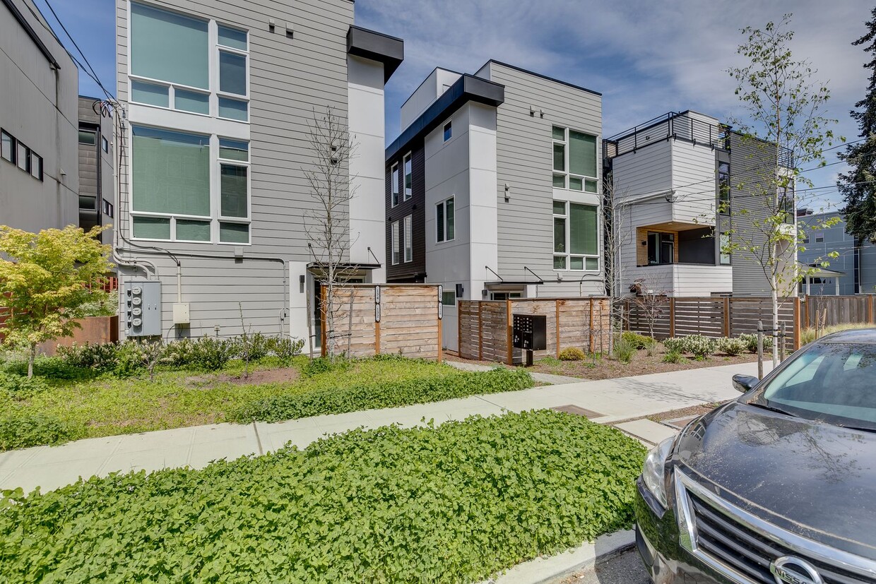 Foto principal - Modern & Bright Seattle 4 Bed Townhome!