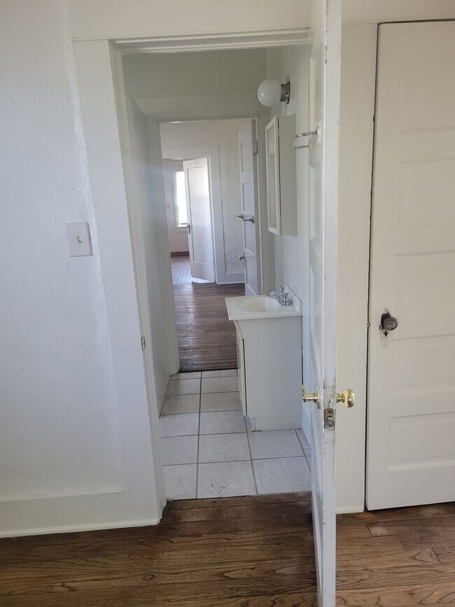 Building Photo - 3 bedroom/1 bath