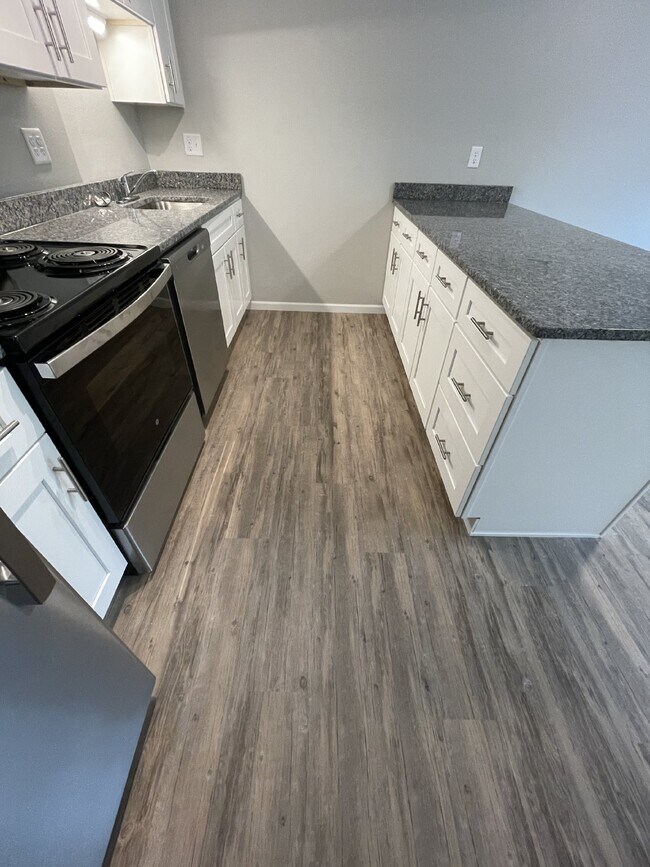 Building Photo - Charming Renovated 2 Bedroom Apartment wit...
