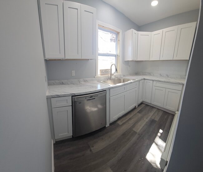 Building Photo - 48 Pembroke Ave