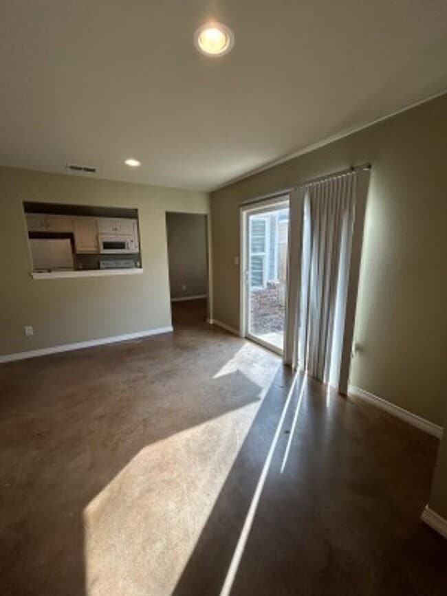 Building Photo - 2-bed/2-bath in a great location!