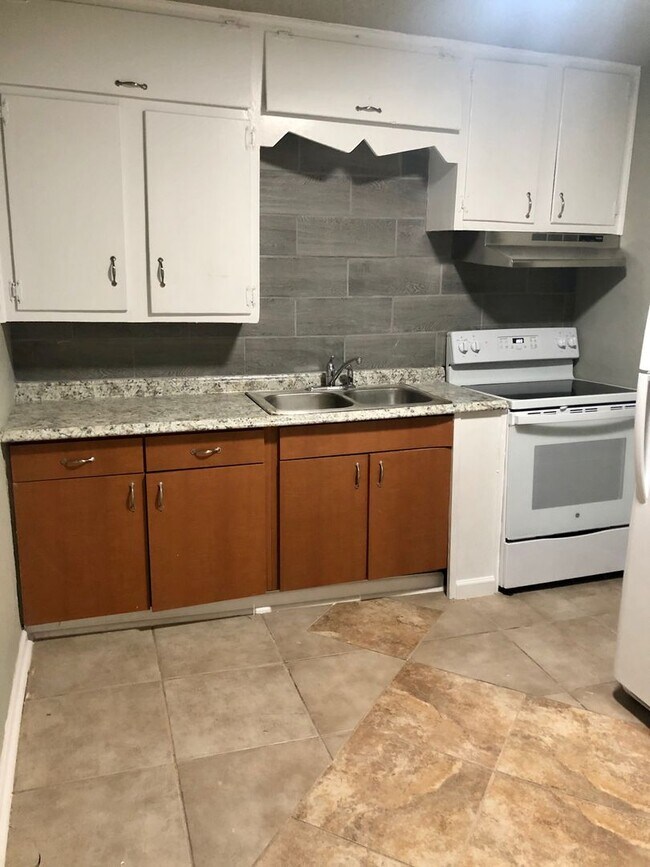 Foto del edificio - Fully Updated 2/1 Home Avaiable August 1st...