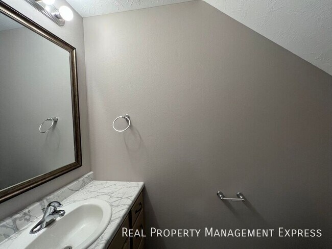 Building Photo - 3 Bed 2.5 Bath Townhome