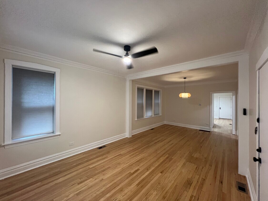 Living Room - 4434 S California Ave