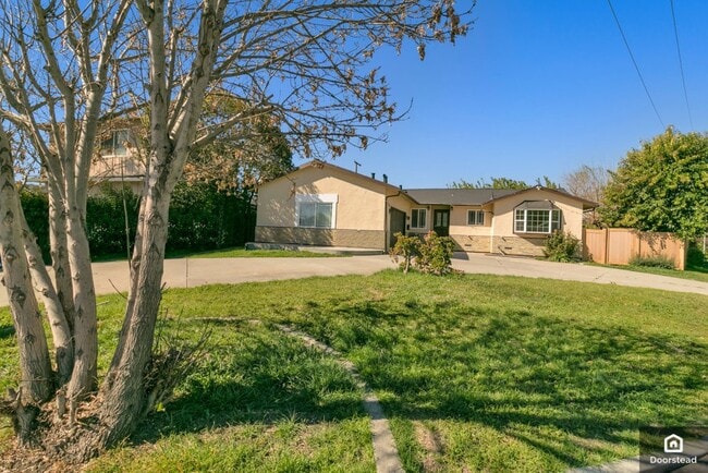 Building Photo - 402 Marylinn Dr