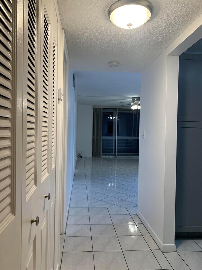 Foto del edificio - 404 NW 68th Ave