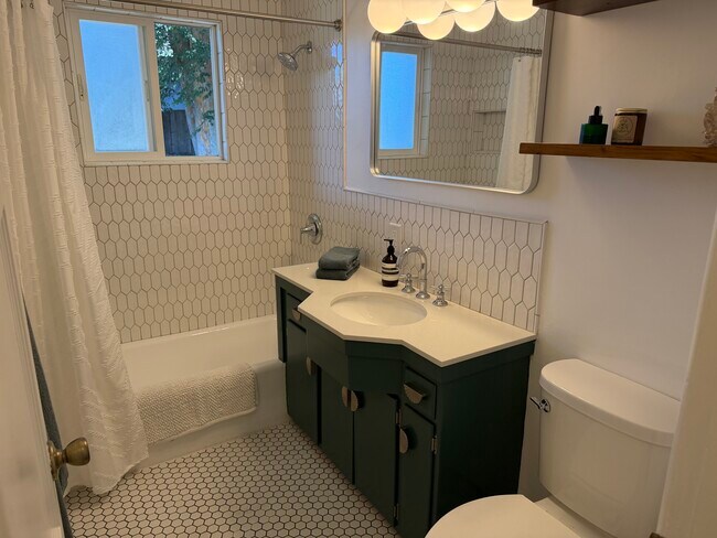 Baño renovado, encimera nueva de cuarzo macizo sobre mueble antiguo original. - 2101 Laverna Ave