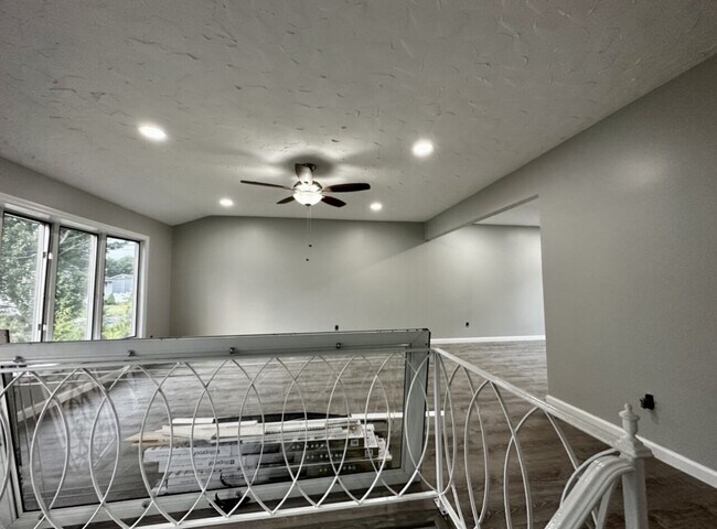 Foto del edificio - 34 Blue Jay Dr, Brentwood