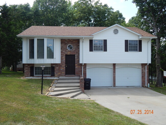 Building Photo - 3 bedroom, 2.75 bath, 2 car garage, family...