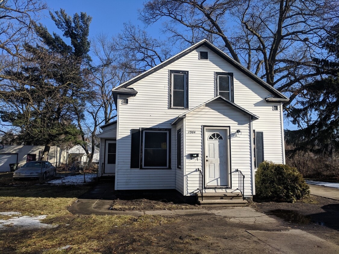 Foto principal - 1984 Hoyt- Large 3 bedroom 2 bath home