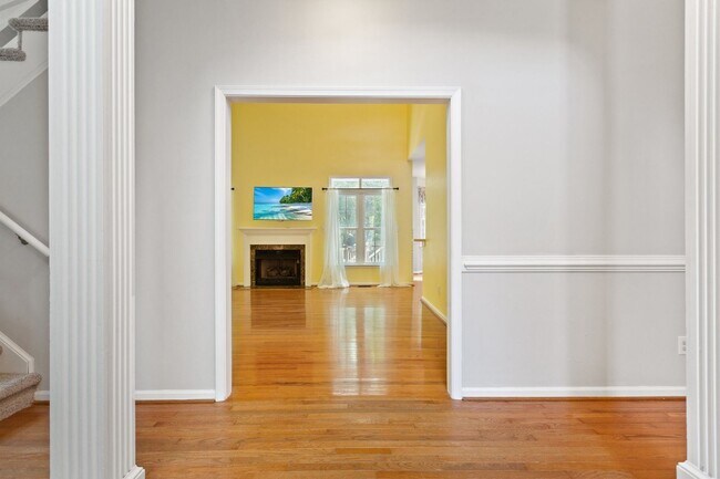 Building Photo - 5BR/3BA with Fresh Paint and New Carpet in...