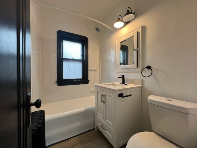 Building Photo - 1411 Roycroft Ave