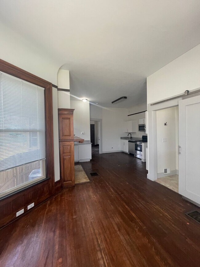 Foto del edificio - Beautiful Victorian One Bedroom Suites