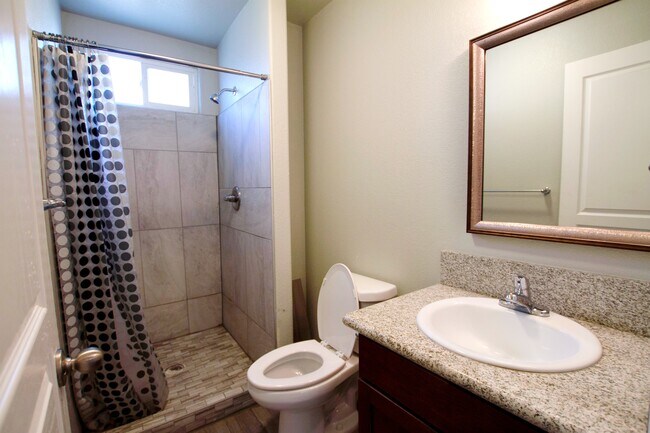 Foto del edificio - 247 W San Joaquin Ave