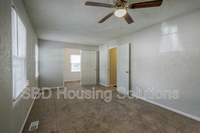 Building Photo - 1404 N Pearl Dr