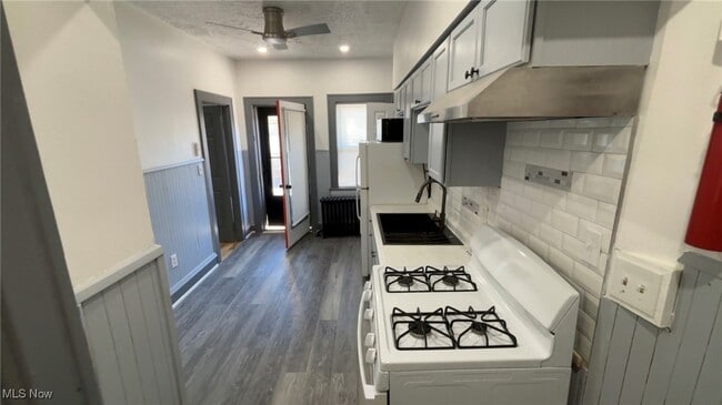 Building Photo - 1340 W 65th St