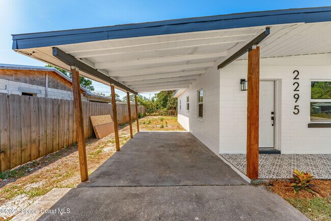 Foto del edificio - 2295 Allan Adale Rd