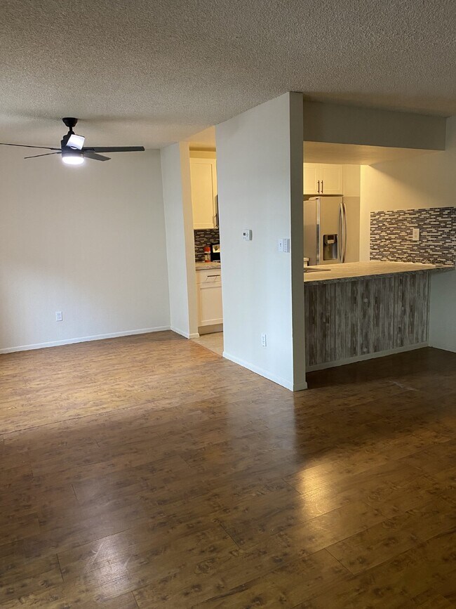 Foto del edificio - Two Bedroom Townhome - Saturn Drive