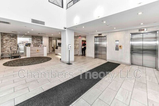 Foto del edificio - 1301 N Courthouse Rd