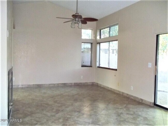 Foto del edificio - 3017 W Augusta Ave