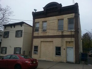 Building Photo - 730 Cortlandt St