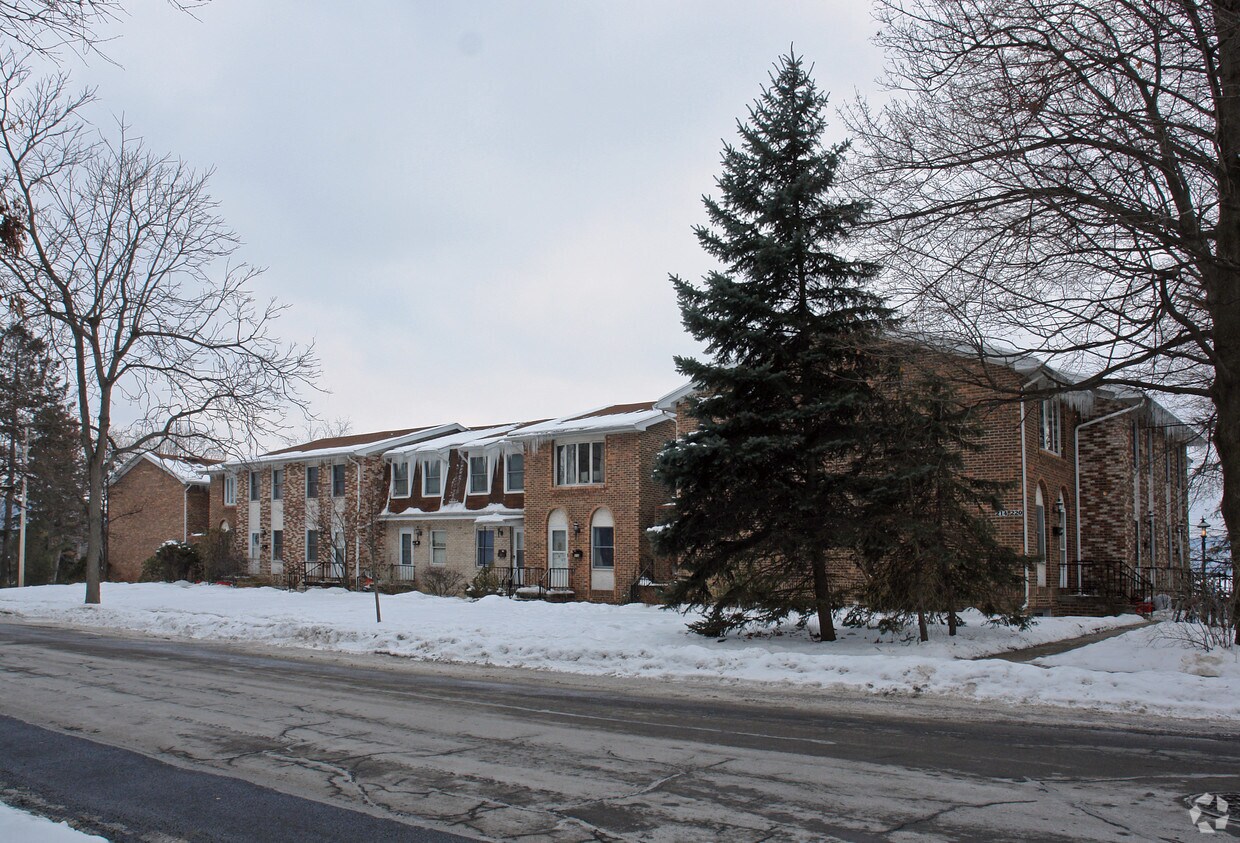Foto del edificio - Westbriar Townhomes