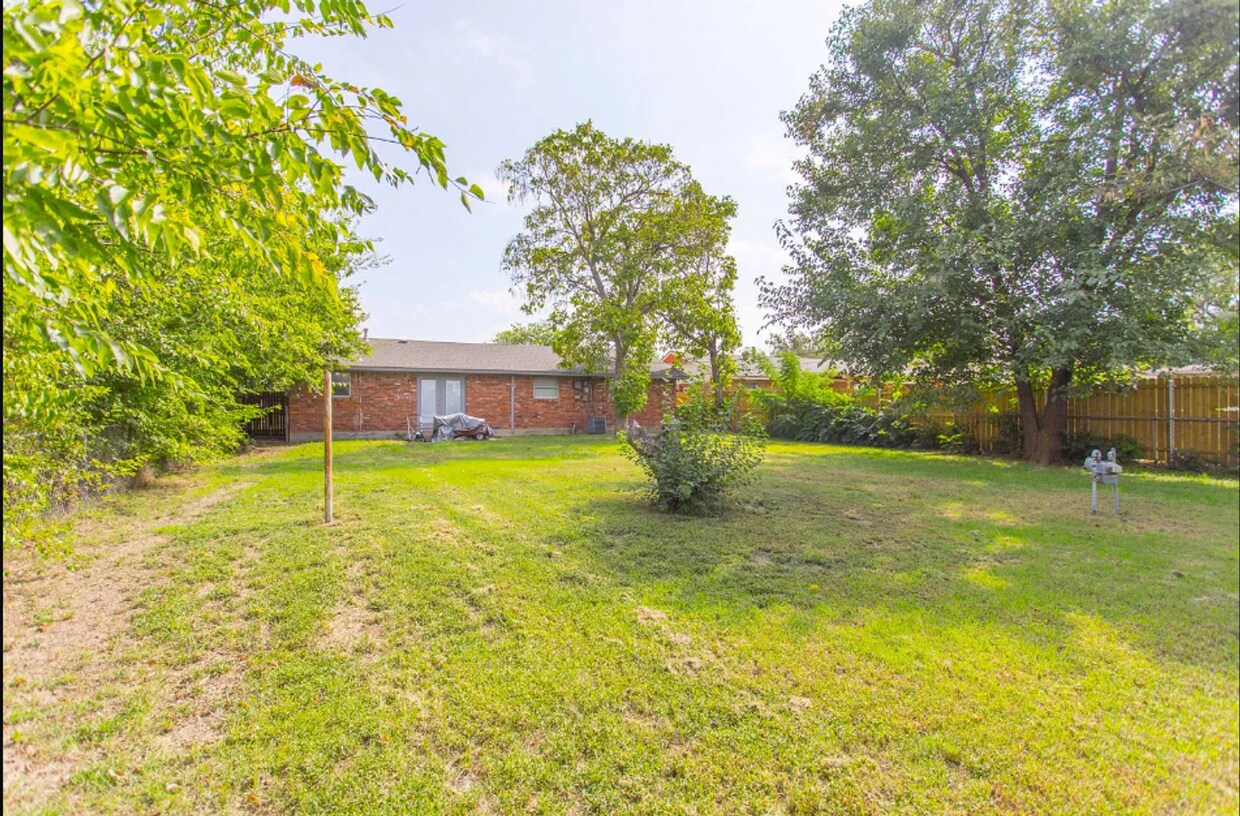 Building Photo - 3 Bedroom in the Heart of Moore with a sto...