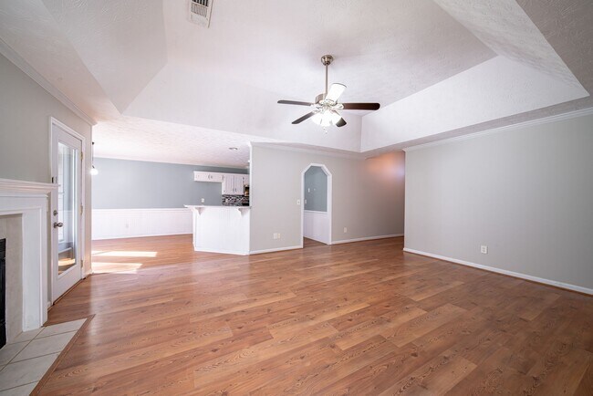Building Photo - 3 bedroom 2 bath North Columbus