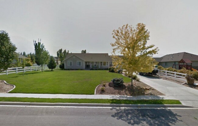 Building Photo - 395 W 800 S