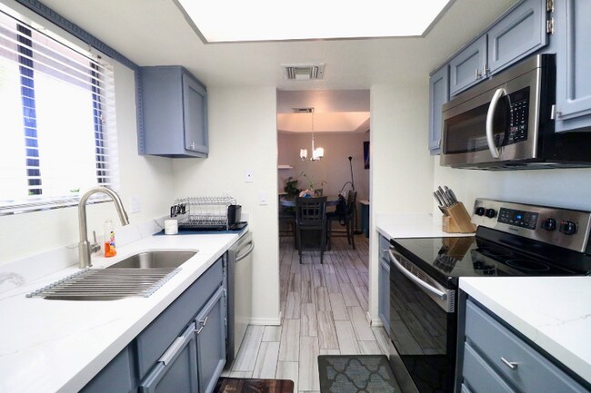 Foto del edificio - 1352 E Highland Ave