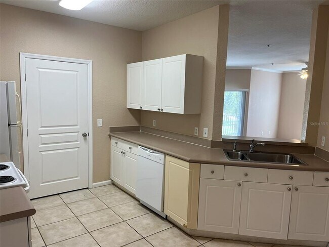 Foto del edificio - 9301 Crescent Loop Cir