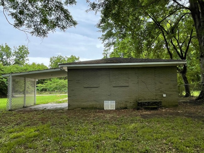 Building Photo - 3 Bed Room 1 Bath Home