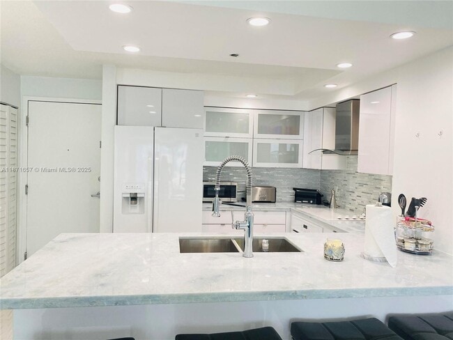 Building Photo - 6917 Collins Ave