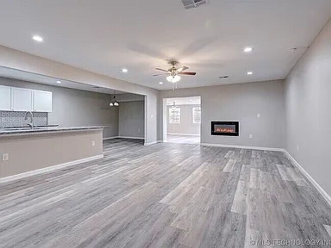 Foto del edificio - Spacious and Updated Three Bedroom Home with Large Backyard!!