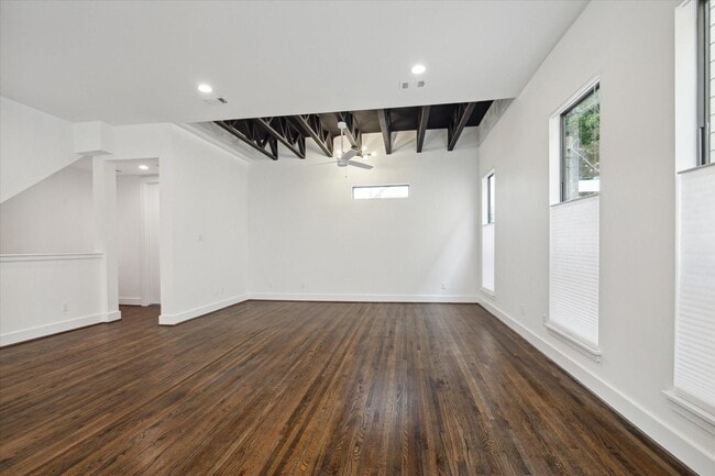 Building Photo - 1105 W 21st St