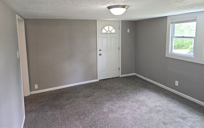 Building Photo - 3 Bed House - MUST SEE!!