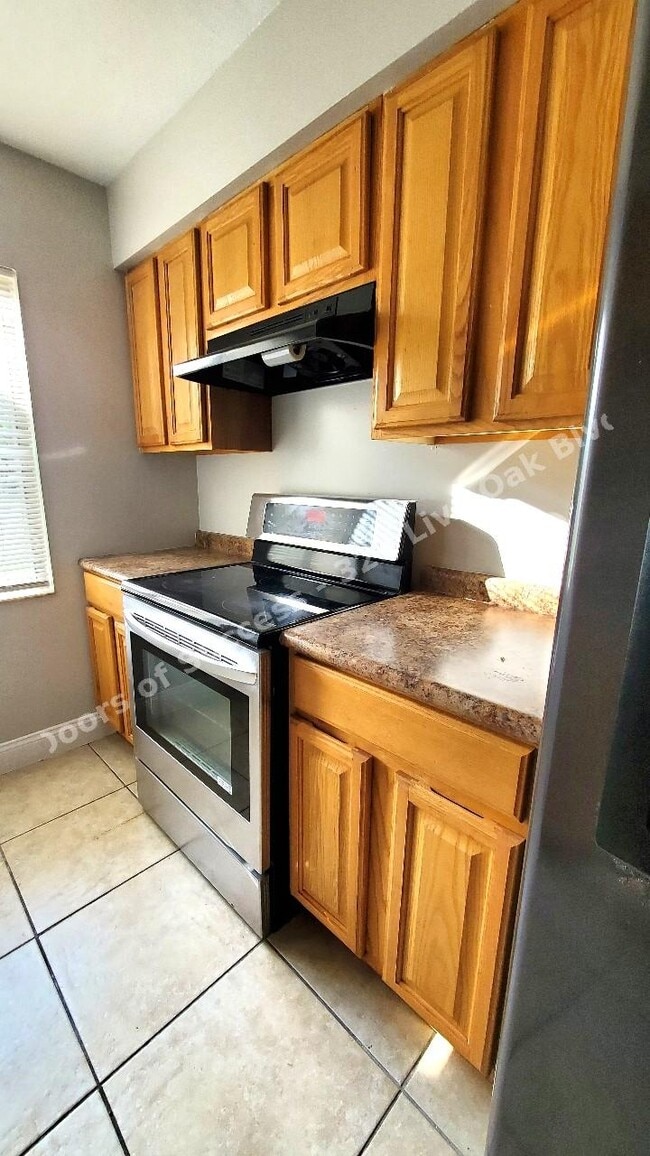 Building Photo - 325 Live Oak Blvd