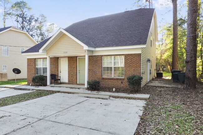 Foto del edificio - 3BR/3BA townhome with new painting and sta...