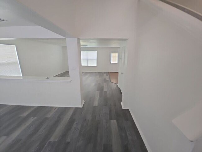 Foto del edificio - Spacious 4-Bedroom Home with Large Backyar...