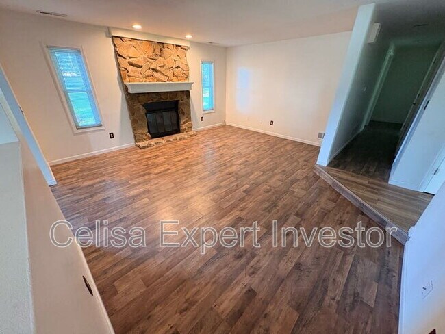 Foto del edificio - 2819 Autumn Leaf Ln