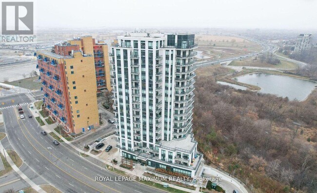 Photo du bâtiment - 840-1840 Queens Plate Dr