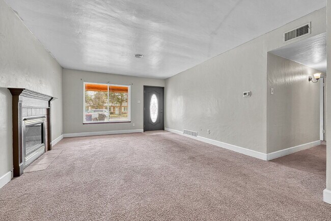 Building Photo - $2,295.00 - 3 Bedrooms, 2 Bathrooms, Singl...