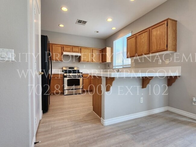 Building Photo - 3 Bedroom, 2 1/2 BATH SPACIOUS!~Updated Pa...