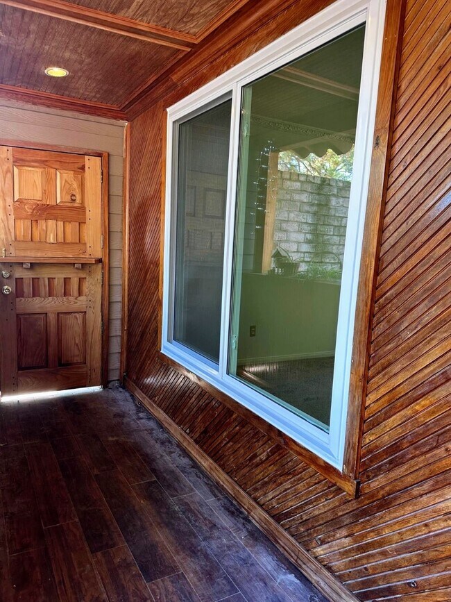 Foto del edificio - 1914 Indian Shores Rd