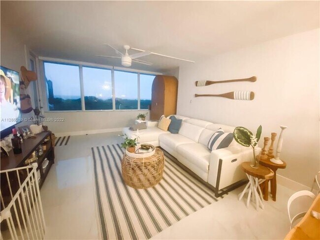 Foto del edificio - 8233 Harding Ave