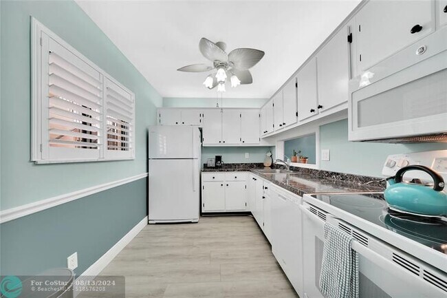 Building Photo - 5250 Las Verdes Cir